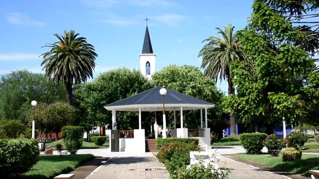 homenaje-a-una-centenaria-panaderia-y-entrega-de-viviendas-en-el-acto