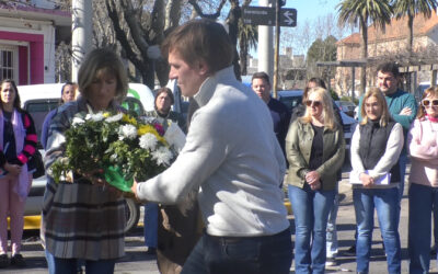 ACTO POR EL DÍA DEL MAESTRO: SE COLOCÓ UNA OFRENDA FLORAL EN HOMENAJE A SARMIENTO Y SE DESTACÓ LA LABOR, EL ESFUERZO Y COMPROMISO DE LOS DOCENTES