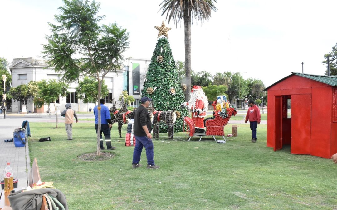 PERSONAL MUNICIPAL COMENZÓ A ARMAR EL ARBOLITO DE NAVIDAD Y LA CASA DE PAPÁ NOEL EN PLAZA SAN MARTÍN: EL ENCENDIDO SERÁ EL DOMINGO (8)