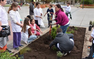 ESPACIOS VERDES Y ALUMNOS/AS DE LA ESCUELA Nº 2 SEMBRARON FLORES EN LA PLAZA SAN MARTÍN