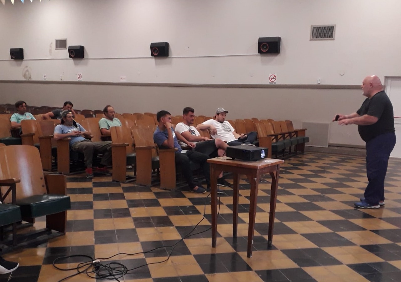 DEFENSA CIVIL DIO A LOS PESCADORES DEL DISTRITO UNA CAPACITACIÓN SOBRE RCP Y PRIMEROS AUXILIOS EN EL CINE LA LUISA, EN BERUTI