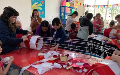 EN UNA ACTIVIDAD CONJUNTA, LOS CHICOS/AS DEL PEQUEÑO HOGAR Y CASA DEL NIÑO ARMARON ADORNOS NAVIDEÑOS CON MATERIAL RECICLABLE