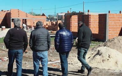 Fernández recorrió las obras de viviendas que finaliza la Provincia