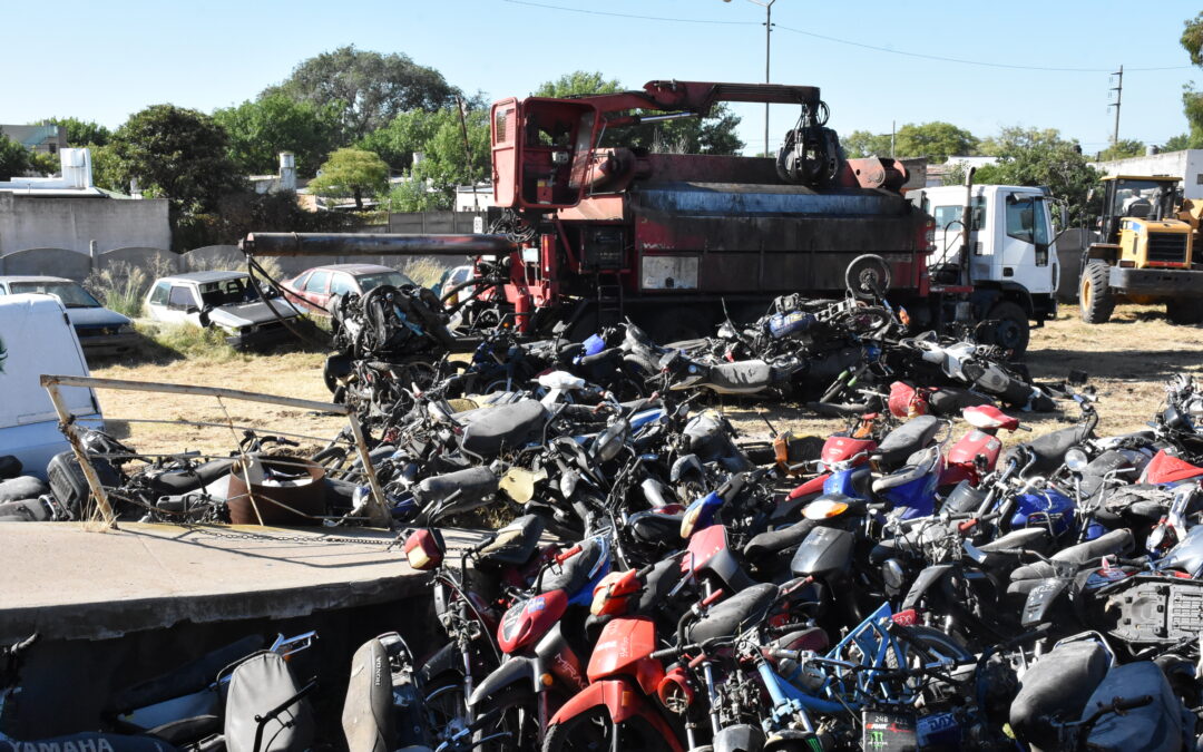 COMPACTAN 200 MOTOS, 150 CAÑOS DE ESCAPE MODIFICADOS Y 50 AUTOMÓVILES: LO PRODUCIDO POR LA VENTA DE LA CHATARRA IRÁ A LA BIBLIOTECA RIVADAVIA