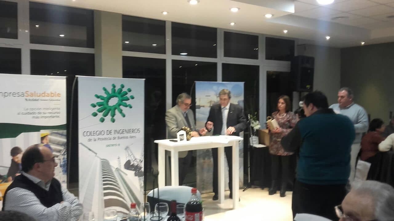 Fernández firmó un convenio con el Colegio de Ingenieros