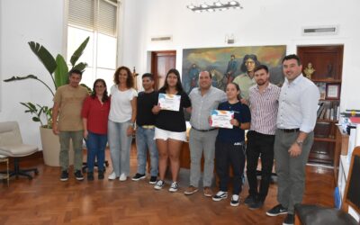 EL INTENDENTE ENTREGÓ RECONOCIMIENTOS A LAS ATLETAS CAMILA TELLO, DEL PÚA Y JIMENA MORIAMÉ, DE LA ESCUELA MUNICIPAL DE ATLETISMO DE 30 DE AGOSTO