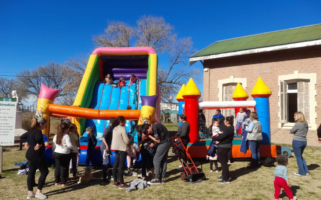 EL DÍA DE LA NIÑEZ SE FESTEJÓ CON TODO EN GIRODÍAS: JUEGOS INFLABLES, DISTINTAS ACTIVIDADES, CHOCOLATE, TORTAS Y MUCHOS REGALOS