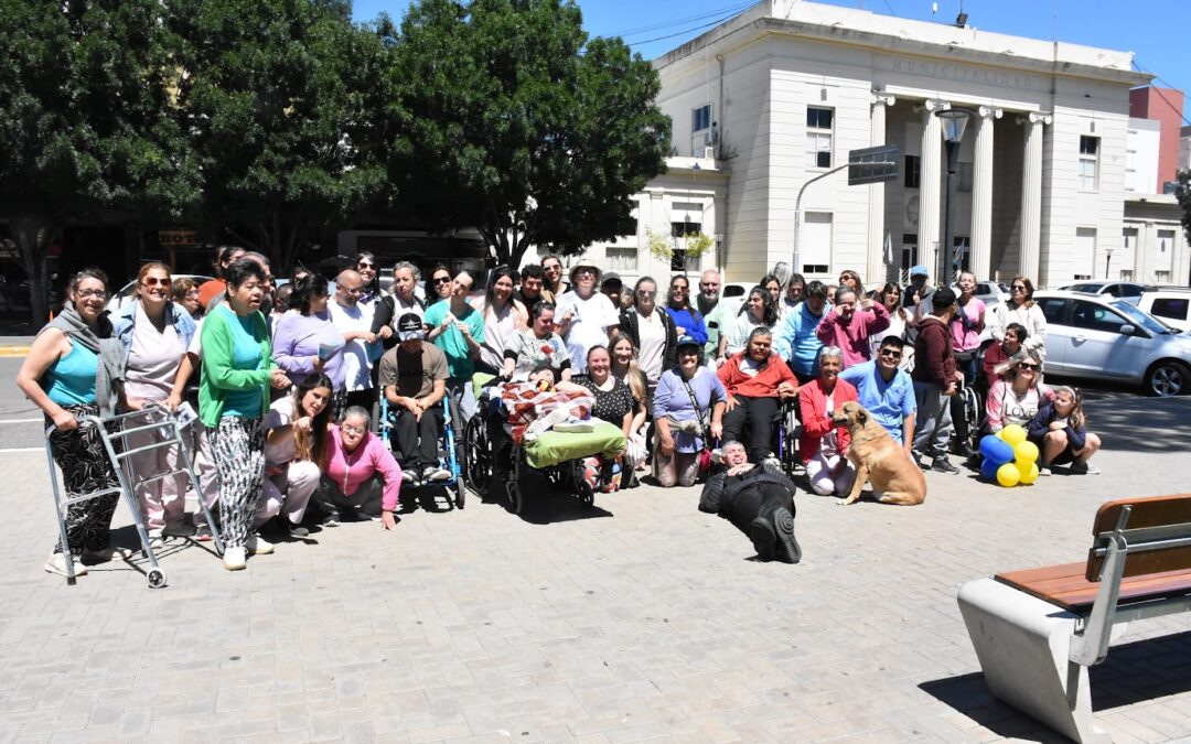 LOS CHICOS/AS DEL CUMEN CHE Y DEL CENTRO DE DÍA SALIERON AL CENTRO DE LA CIUDAD PARA PROMOVER LA INCLUSIÓN Y GENERAR CONCIENCIA