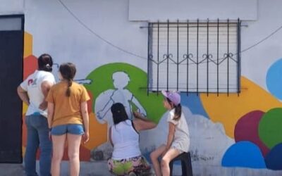 LOS ALUMNOS/AS DE LA EMAC AVANZAN CON SUS MURALES EN EL BARRIO LOS ROBLES