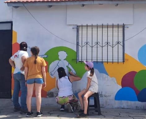 LOS ALUMNOS/AS DE LA EMAC AVANZAN CON SUS MURALES EN EL BARRIO LOS ROBLES