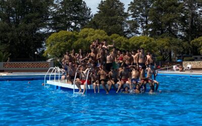 LOS JÓVENES DEL PROGRAMA ENVIÓN DISFRUTAN DEL VERANO EN LA PILETA DEL CLUB BARRIO ALEGRE