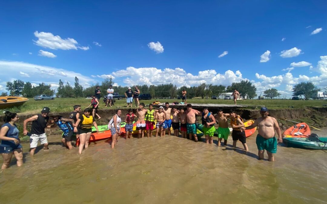 JÓVENES DEL PROGRAMA ENVIÓN BERUTI COMPARTIERON UNA JORNADA EN CUERO DE ZORRO INVITADOS POR LA AGRUPACIÓN “JUGO DE CANOA”