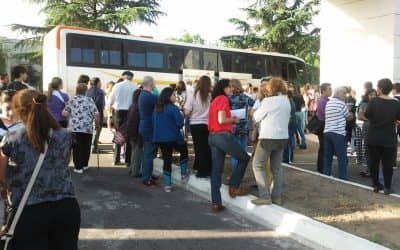 El micro municipal ofrece transporte a los estudiantes para votar