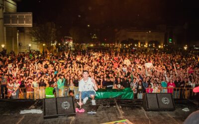 LA PRIMAVERA ARRANCÓ BIEN ARRIBA CON UNA PLAZA COLMADA QUE BAILÓ Y DISFRUTÓ AL RITMO DE LAUTY GRAM Y HAGAN LÍO