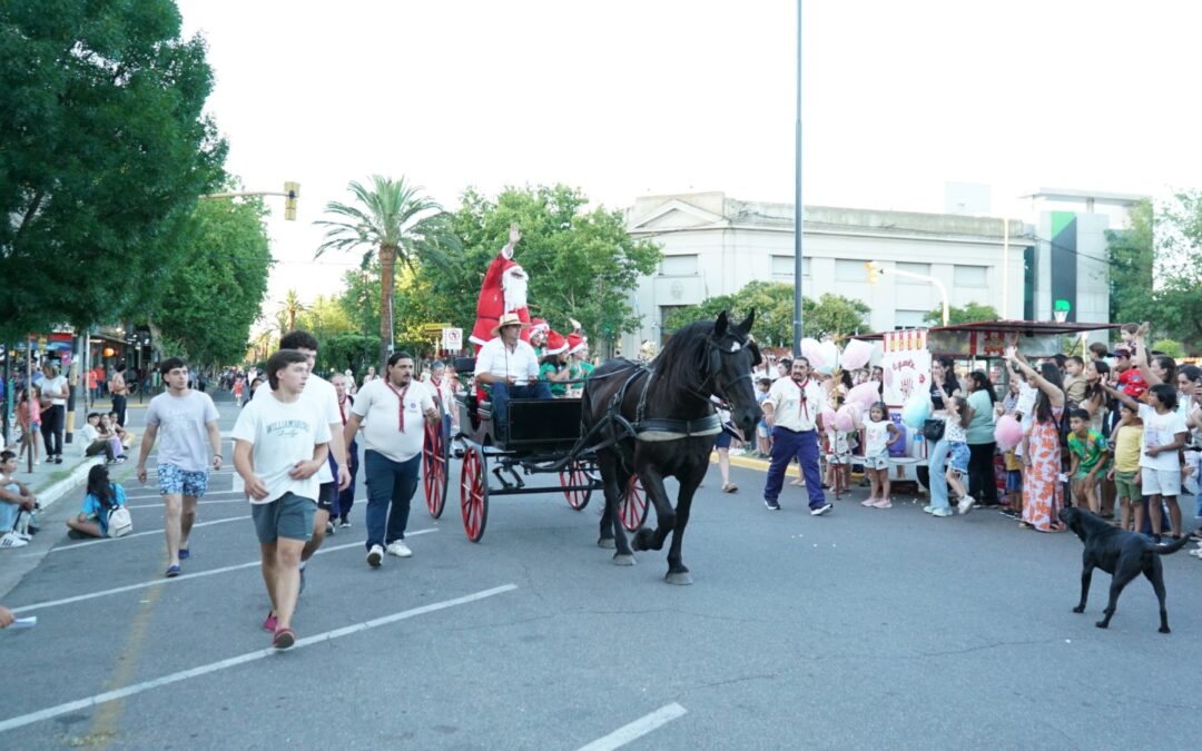 PAPÁ NOEL VISITÓ TRENQUE LAUQUEN: LLEGÓ EN UNA VOLANTA Y RECIBIÓ LAS CARTITAS DE LOS CHICOS