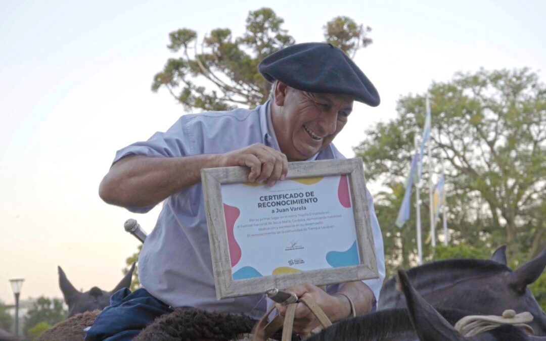 LA COMUNIDAD ACOMPAÑÓ EL MERECIDO RECONOCIMIENTO AL TROPILLERO JUAN VARELA