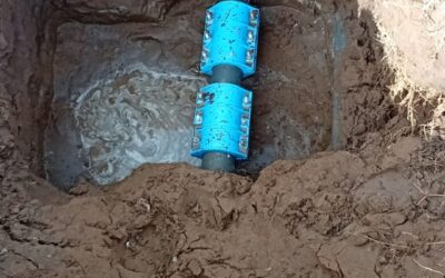 ROMPIERON UN CAÑO DE AGUA DE RED EN LA AMPLIACIÓN URBANA Y AHORA EL MUNICIPIO LO REPARA PARA NORMALIZAR LA PRESIÓN EN LOS DOMICILIOS