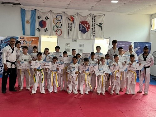 NUEVOS ASCENSOS EN LA ESCUELA MUNICIPAL DE TAEKWONDO OLÍMPICO Y DOS CINTURONES NEGROS