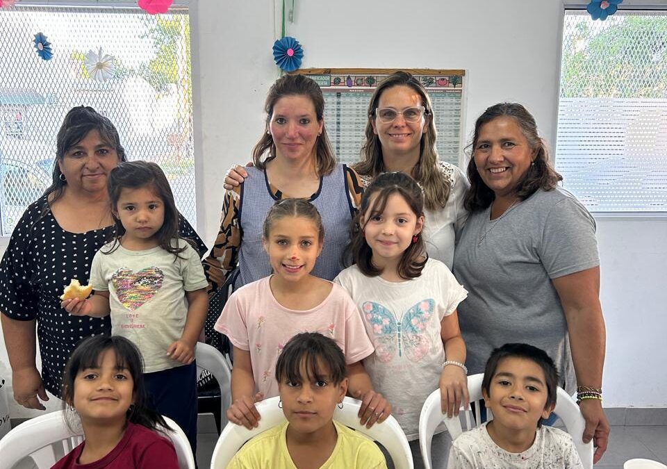 TALLER DE RECICLADO PARA LOS CHICOS/AS DEL BARRIO ESPERANZA Y DEL PEQUEÑO HOGAR: UN DÍA PARA APRENDER, JUGAR Y COMPARTIR