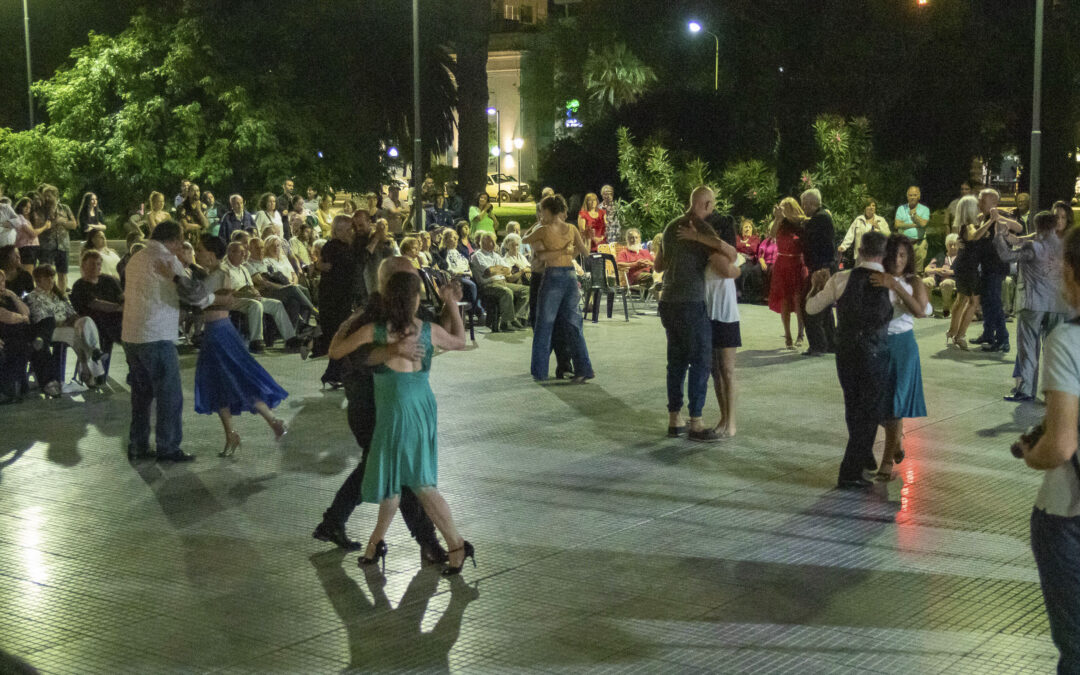 LA MAGIA DEL TANGO EN LA PLAZA SAN MARTÍN EN UNA NOCHE QUE TERMINÓ A PURA MILONGA