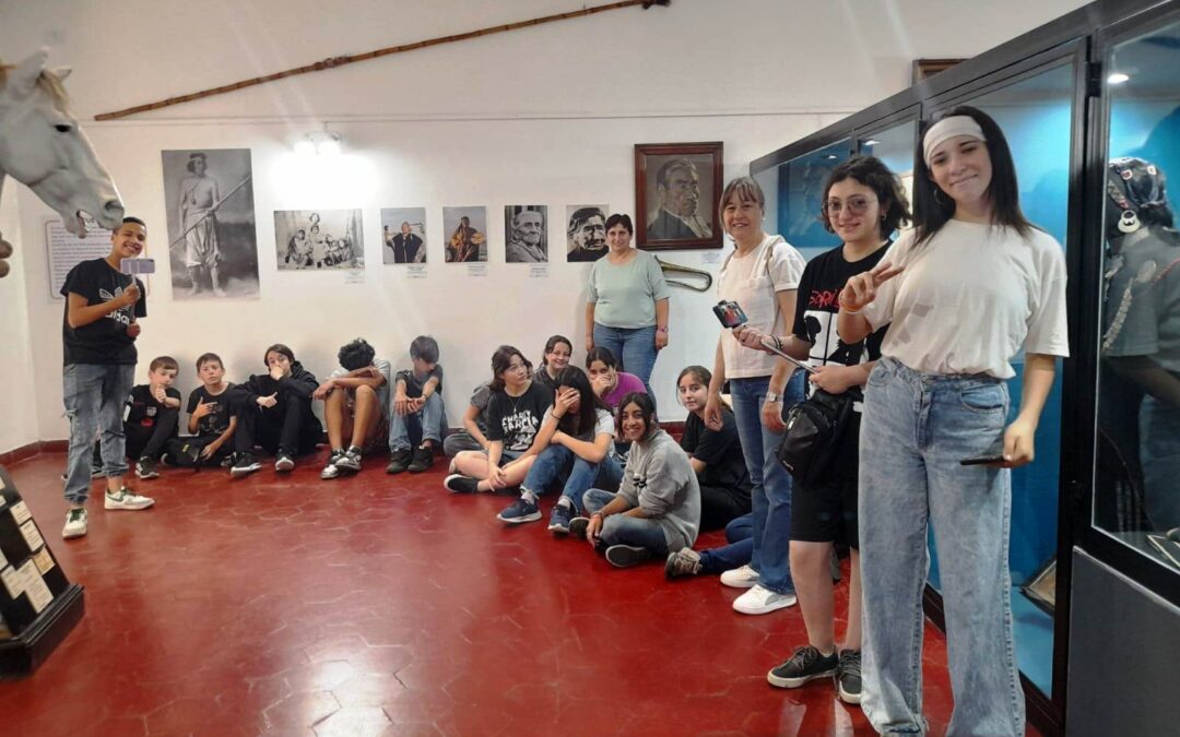 ESTUDIANTES DE NIVEL SECUNDARIO, DE NIVEL INICIAL Y DE UN TALLER DE PLATERÍA VISITARON EL MUSEO HISTÓRICO REGIONAL