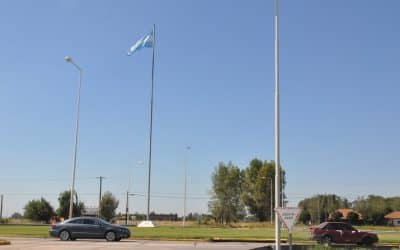 El Municipio y el Club de Leones reemplazaron la bandera de la rotonda de la ruta 5
