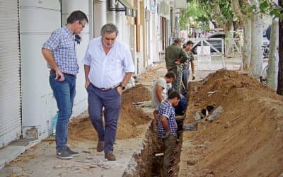 Fernández recorrió la obra de agua y cloacas en la zona céntrica