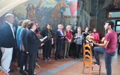 El coro Volver realizó una intervención musical en el Hall del Municipio