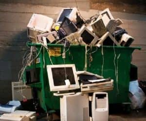 Se entregaron computadoras y televisores recuperados por trabajadores de Prolim