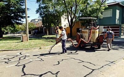 El Municipio sella las fisuras del asfalto