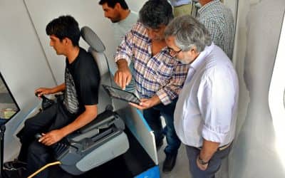 El Intendente visitó un simulador que capacita a operarios de máquinas viales