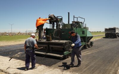 CON LA MÁQUINA TERMINADORA DE ASFALTO RECIENTEMENTE ADQUIRIDA, EL MUNICIPIO INICIÓ TRABAJOS EN EL PARQUE LINEAL DE LA AMPLIACIÓN URBANA